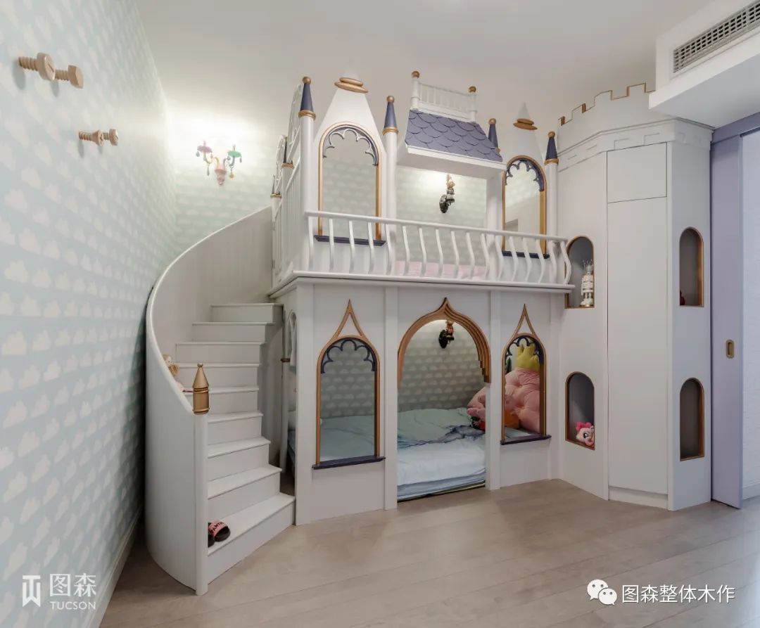 儿童房由睡眠空间和玩乐空间两部分,可以实现睡眠,玩乐,学习以及收纳