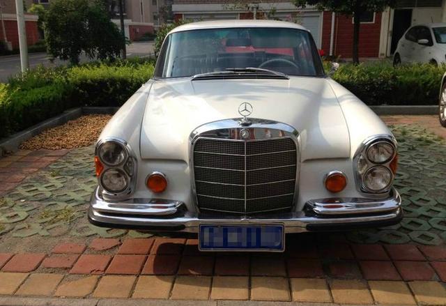 山东年纪最大的奔驰w112产于1965年车主年过六旬却依旧健壮