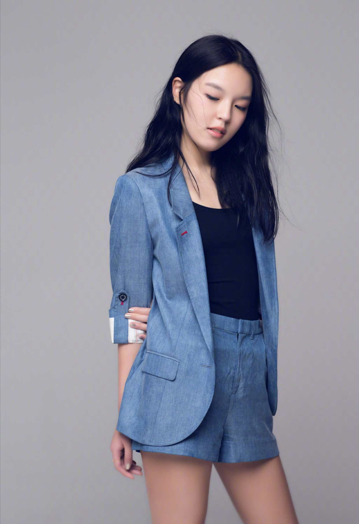 原创李咏17岁女儿彻底放开穿吊带化烟熏妆像小太妹手上戒指抢眼