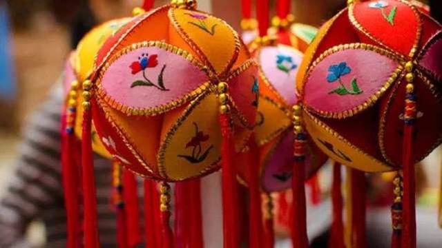 这红绣球是一件先天至宝,得自于分宝崖上,此宝大有尺余方圆,做粉红之