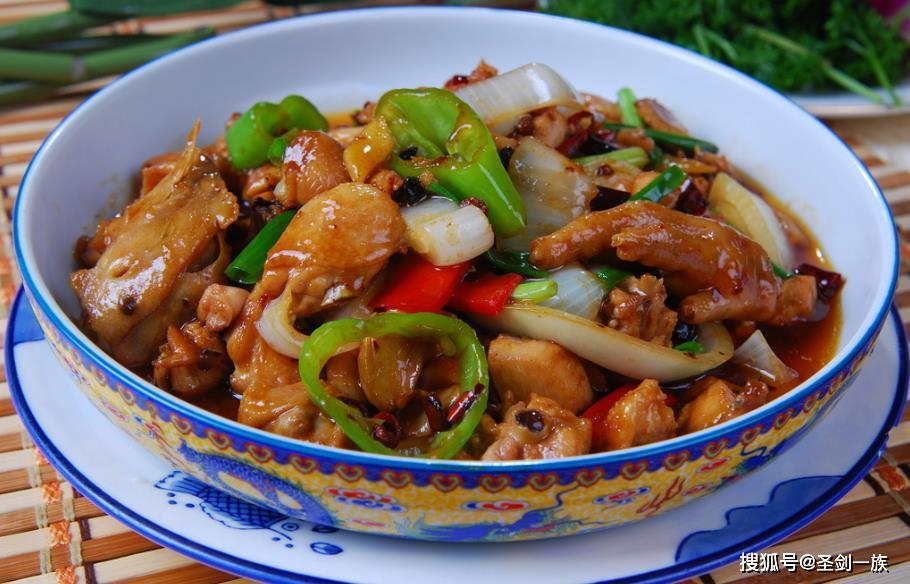 原创美味推荐小炒鸡块香辣猪蹄煲啤酒焖酥鱼爆辣排骨的做法