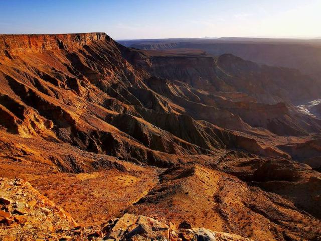 许多勇敢者会选择徒步方式来鱼河大峡谷探险,至少需要五天来完成徒步