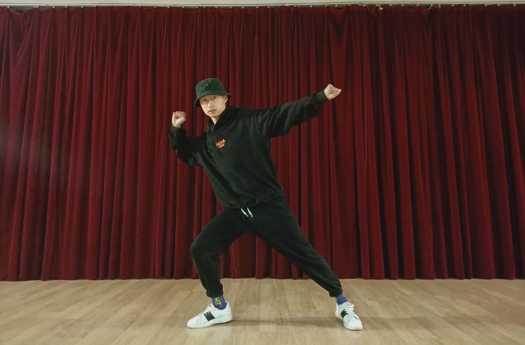 brooklyn元素02(2)做down动作的时候,双腿弯曲,手臂架平,两拳相距一个