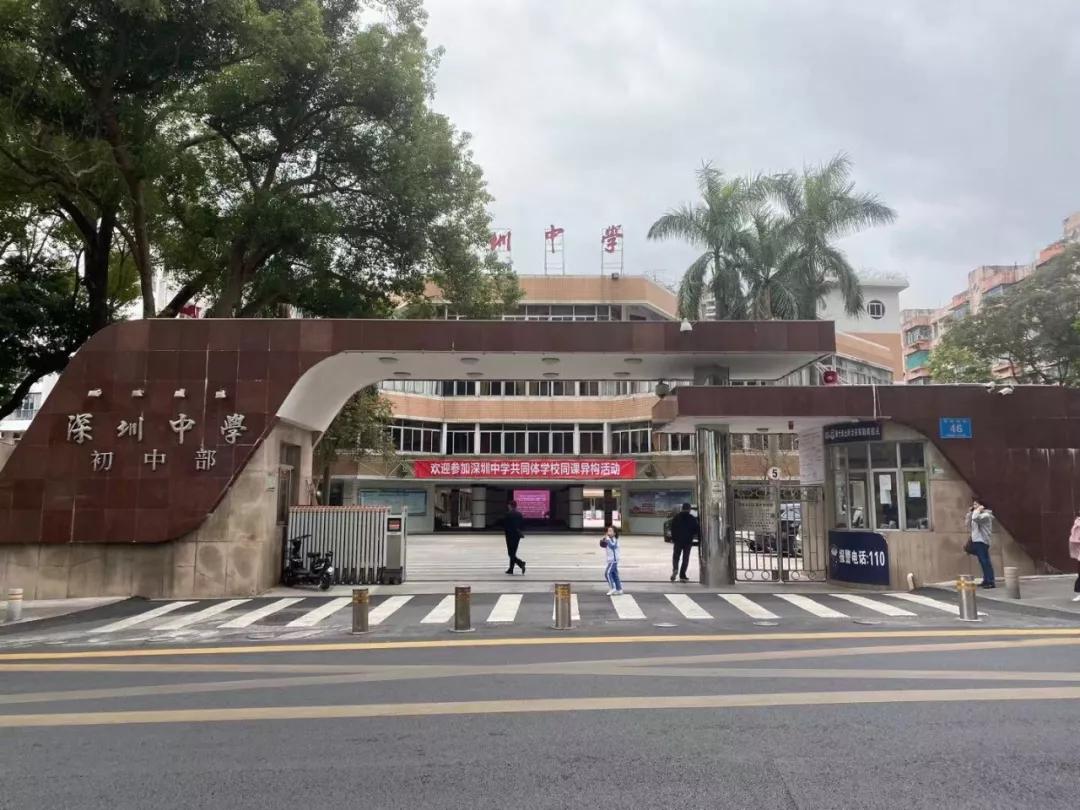 位于深圳市锦田小学的学区范围内,旁边就是深圳市锦田小学德弘校区