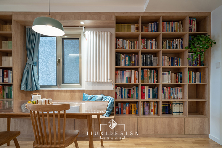 餐厅&书房为了保证玄关出入的活动范围,入门对面做了深度只有150mm的