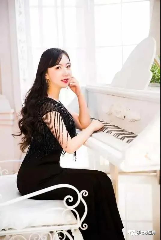 歌手简介:李嘉媛 毕业于西北师范大学音乐学院,一级教师.