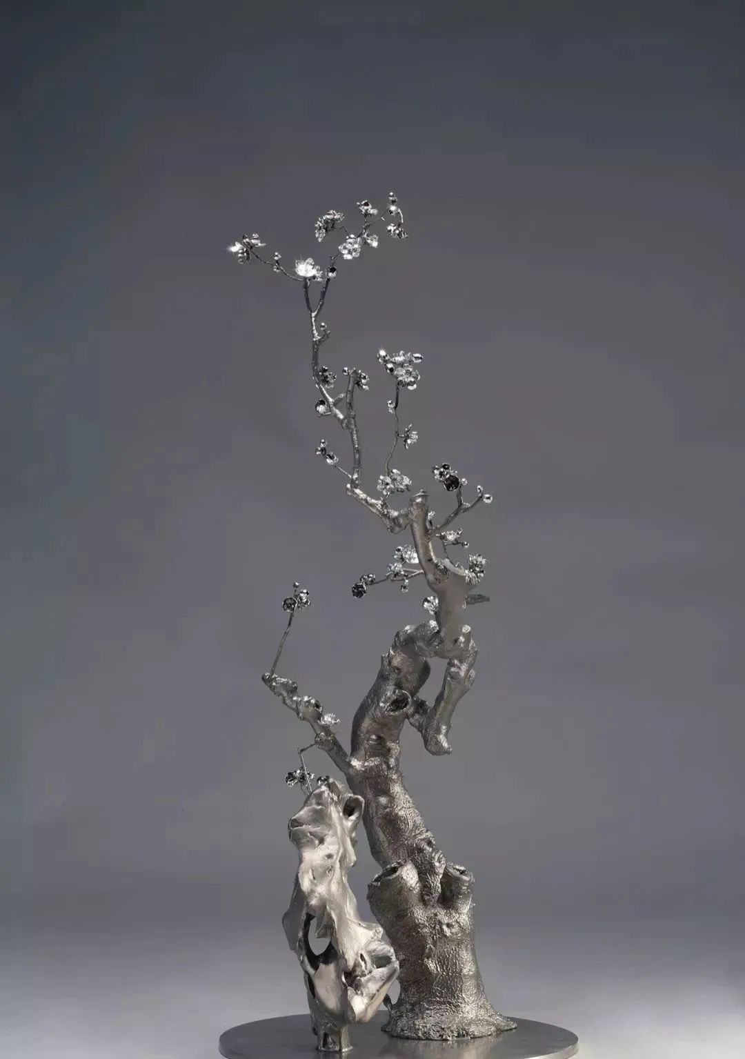 来自艺术家蔡志松的雕塑作品"腊梅"独自凌烈风中,给人以慰藉