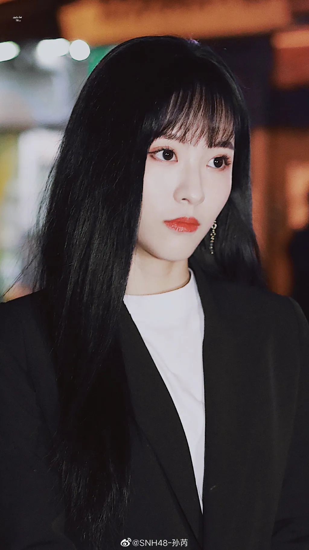 孙芮选择衬衫 白裤子的内搭显得干练帅气,具有百搭不挑人的特点,所以