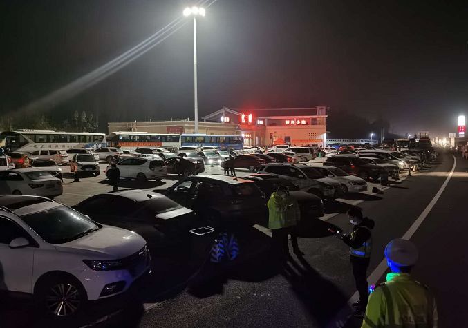 警路企共同组织工作人员,联勤加强夜间对各服务区停车情况进行监控