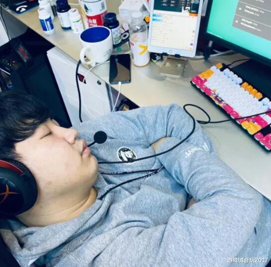 绝地求生职业选手小海直播睡觉打呼噜 百万人气围观睡得真香