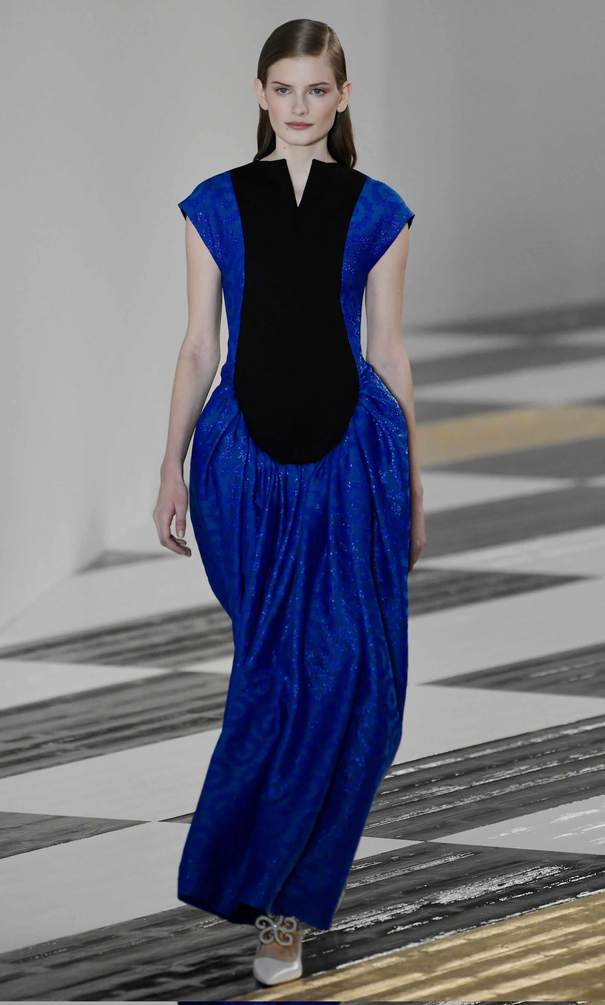 2月28日,模特在法国巴黎时装周上展示罗意威(loewe)品牌2020