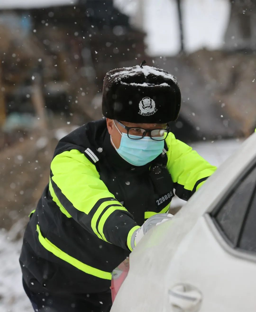 抗疫一线战友镜头下的抗疫警察是这样的