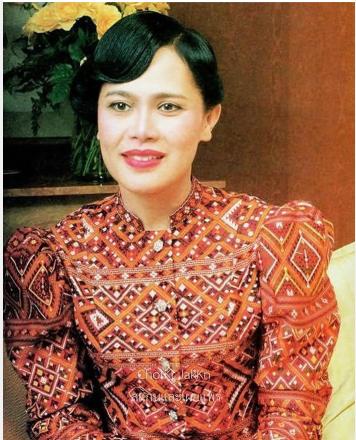 普密蓬国王母亲不待见诗丽吉讨好婆婆伸手去扶被打脸场面尴尬