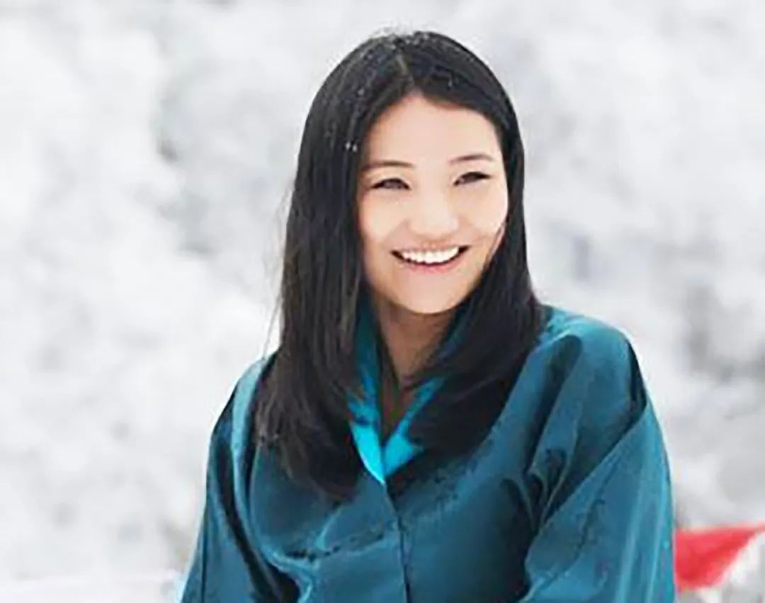 吉增·佩玛王后已经进入了孕后期,她在二月的最后一天发布全家福,就是