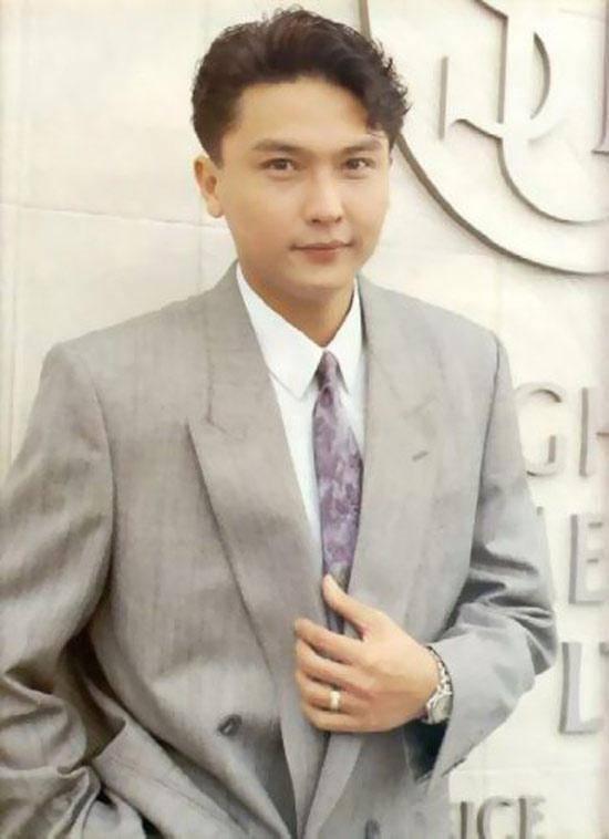 香港58岁不老型男全家温馨出游 两个女儿样靓身材正格外抢镜_关礼杰