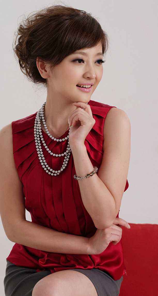 慕林杉:她的声音香甜,一对酒窝笑起来很迷人,她的掌管风格清新天然