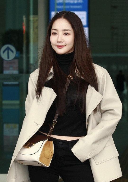 她因"金秘书"红遍网络,今穿夹克紧身裤配短靴,美腿抢镜十足_朴敏英