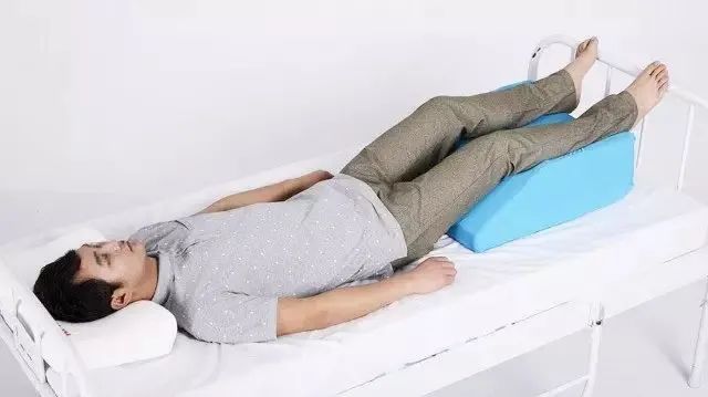 为了防止痛风石对关节的损伤,此时最好卧床休息,并且要将患肢抬高30度