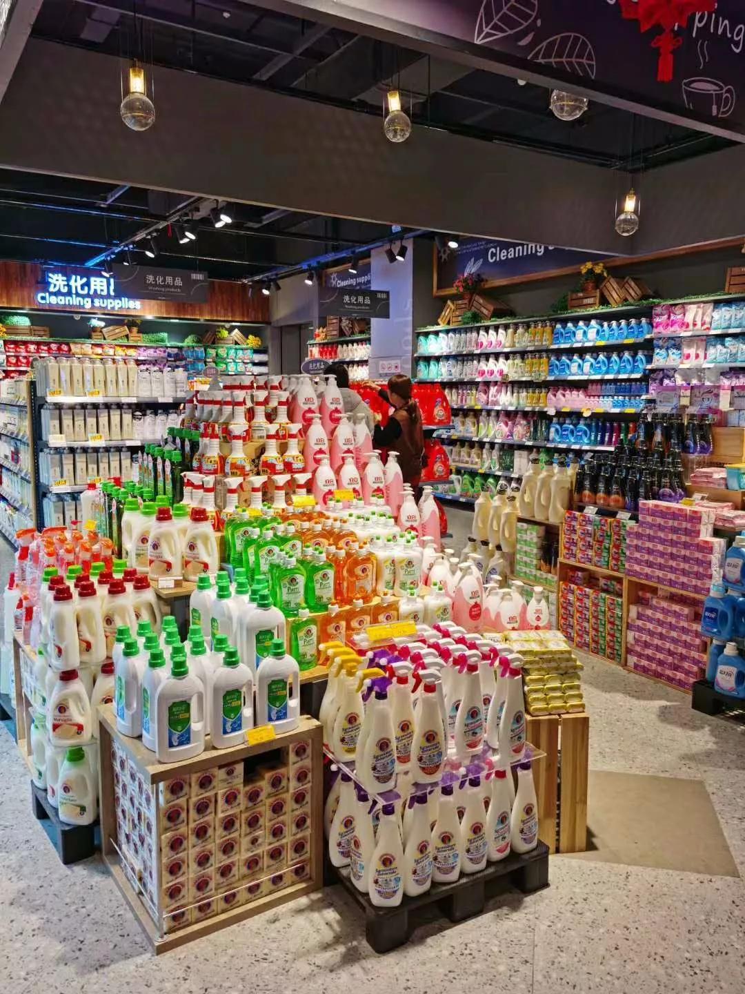 超市洗化用品堆头)此外,江苏省市监局还提醒消费者在购买洗手液产品时
