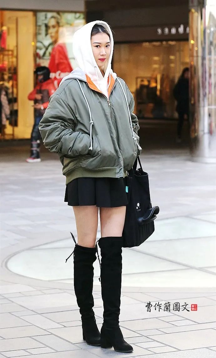 街拍:美女穿高筒靴配短裙,最有女人味