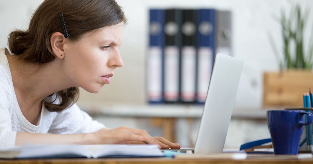 长期坐电脑习惯头前伸样子猥琐还影响健康