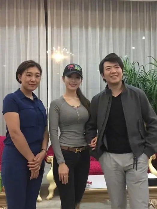又是郎朗小12岁娇妻,蜂腰长腿,这美臀太招摇_吉娜·爱丽丝