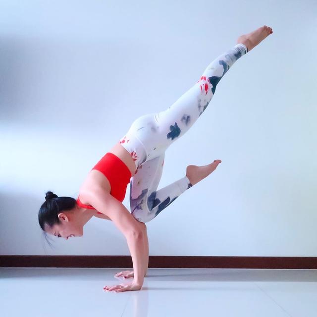 张蓝心一展豹纹泳装性感又高级变身气质美型娘