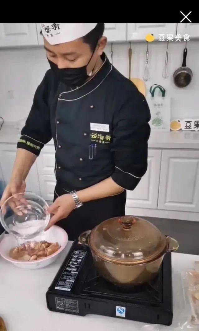 5个小时的直播中,厨师共做了五道菜,直播间观看人数稳定在49000人左右