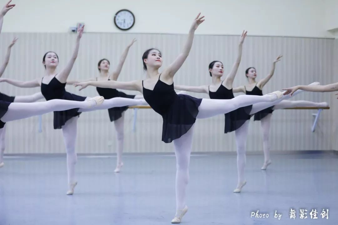 四川师范大学舞蹈学院2018级17班芭蕾基训课堂