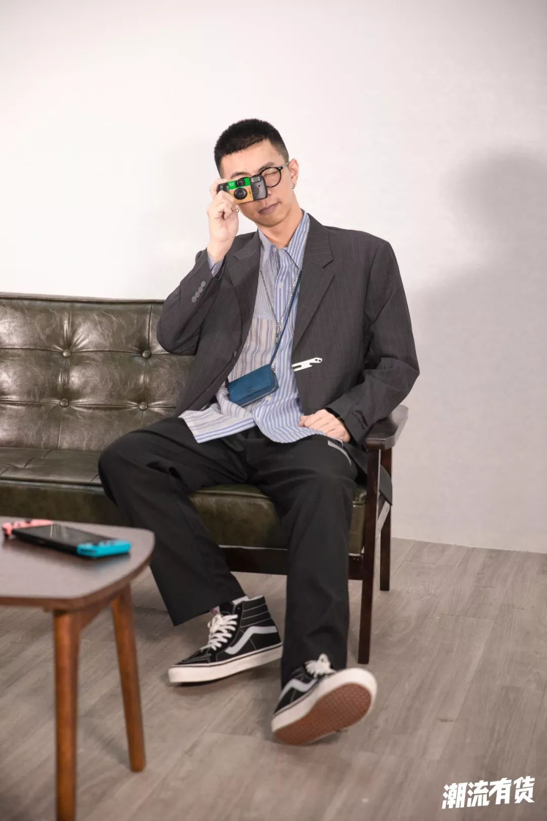 穿搭关键词 :西装外套,金属配饰同学聚会说到好看又好搭,适合年轻人的