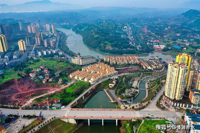 鸟瞰贵州赤水市中心因为像犁田用的犁辕古称犁辕坝仁怀古县城