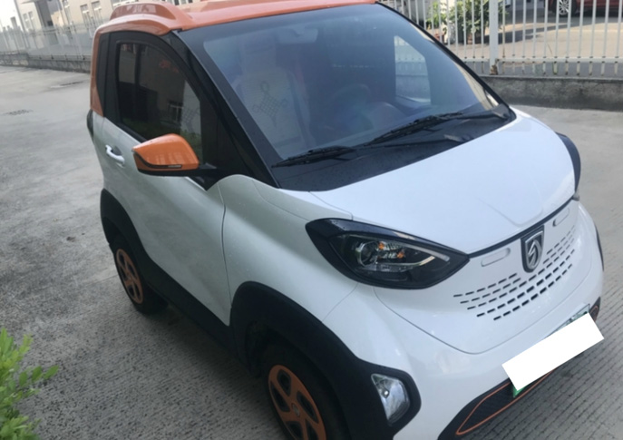 我就在想班里的学生也许会喜欢它,因为宝骏e100外观真的太小巧可爱了