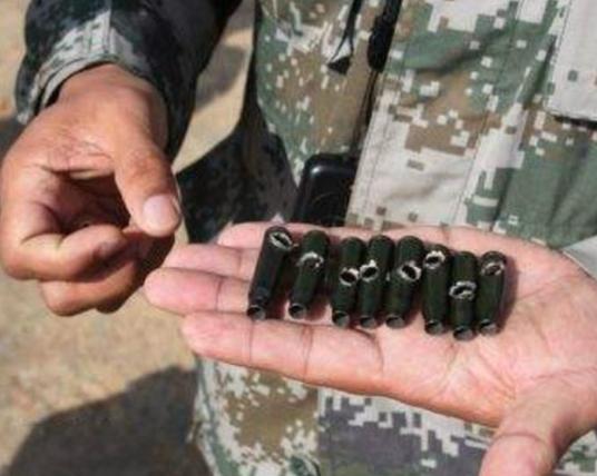 首先这样是为了防止在移动位置后,被对手根据子弹判断出狙击手的位置.