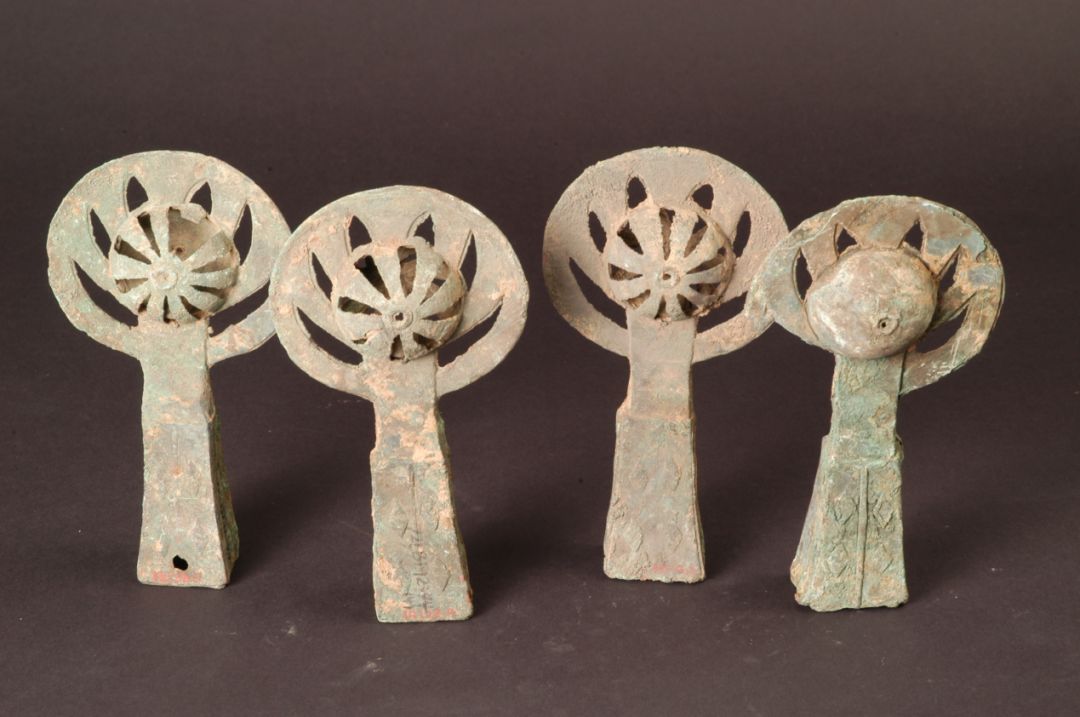 3厘米,铃直径约8厘米知识链接:銮铃为车马饰件,是插在车衡上和马轭上