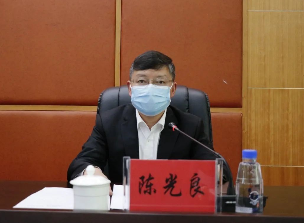 县委副书记陈光良主持会议会上,各重点推进项目牵头领导陈光良,钟勇