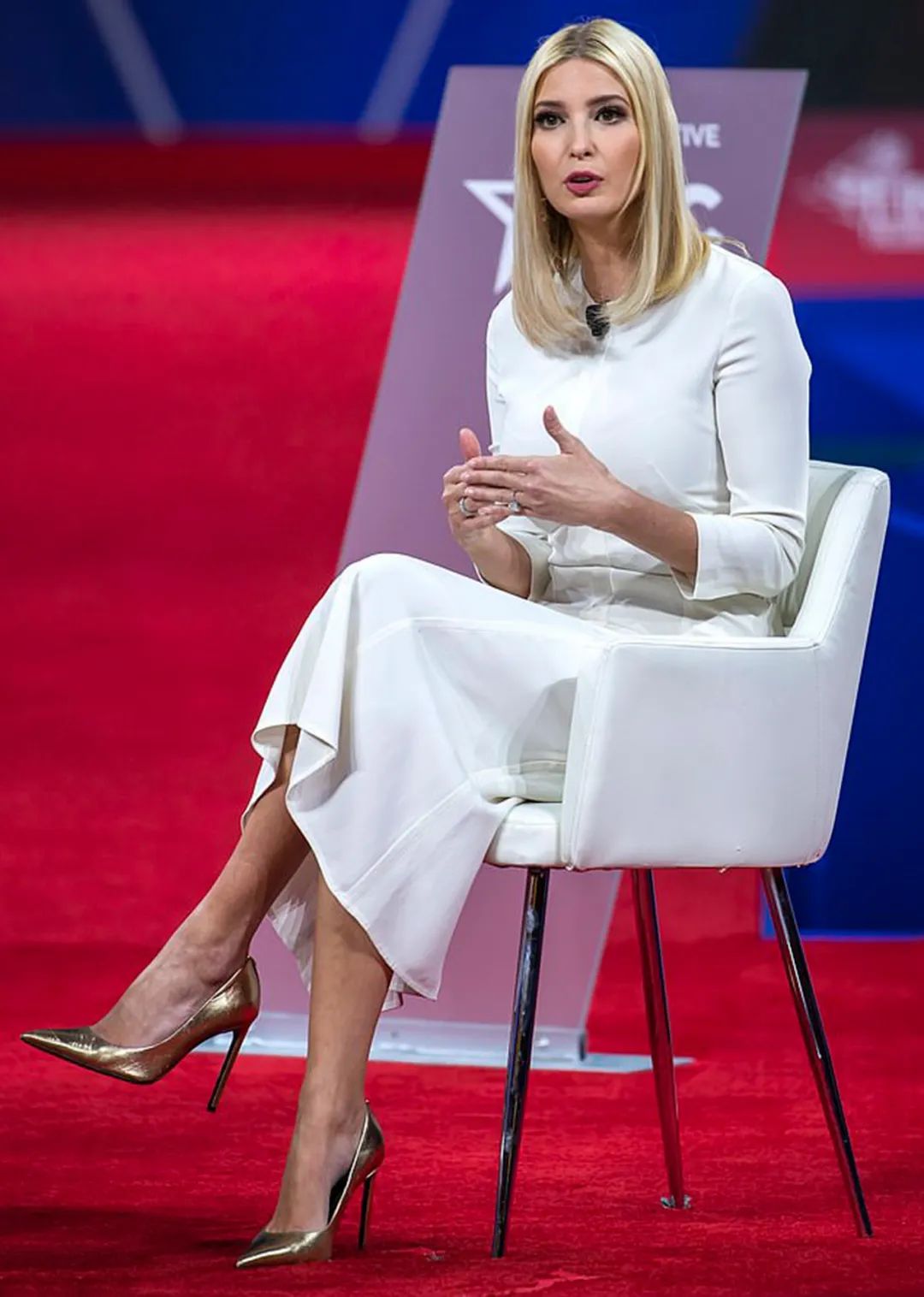 卡因为腿太长,坐姿别扭双脚弯到变形,换椅子后大长腿惊艳了_二郎腿