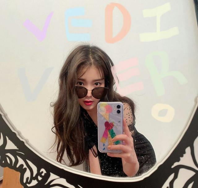 iu对镜自拍照身穿黑色亮片薄纱裙出镜墨镜增加俏皮感