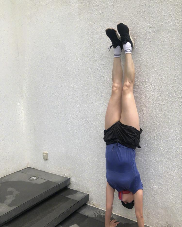 除了晒出自己大秀好高难度倒立的照片,总爱进行爬山运动的刘嘉玲不忘