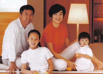 林青霞3女已长大,颜值"不尽人意",网友:爸爸基因太"强势"_孩子