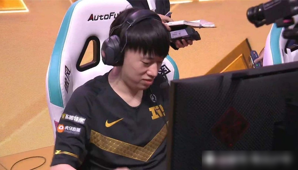 英雄联盟:证明自己?rng小虎成首个队内千分王者,上分如喝水