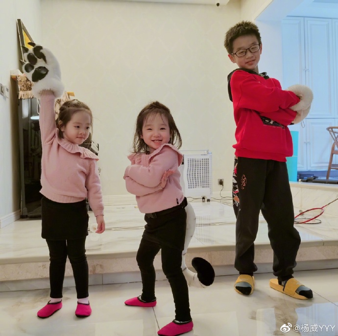 原创杨威女儿奴上线小女儿和妈妈长得一模一样3岁已有尖下巴