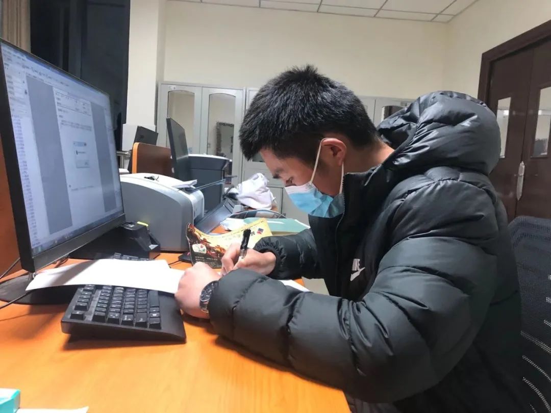 读本关注丽江最帅男护士他刚结婚就去了隔离区现在武汉重灾区