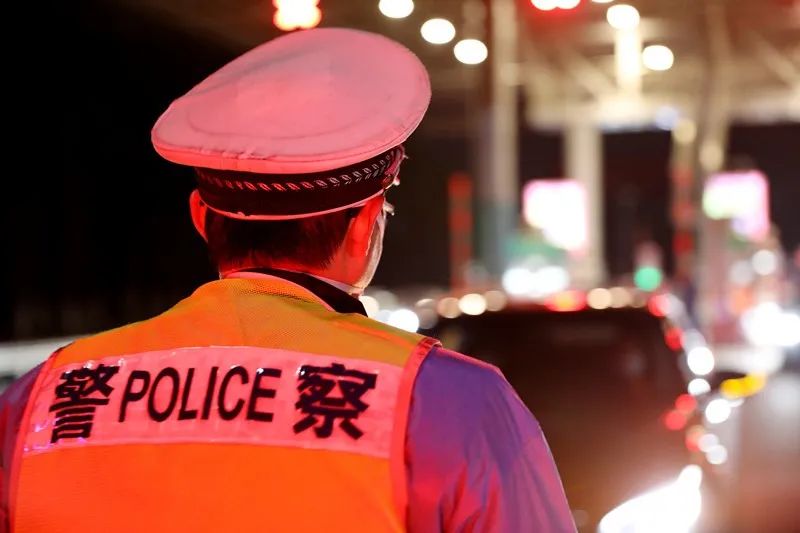 公安民警背影图片