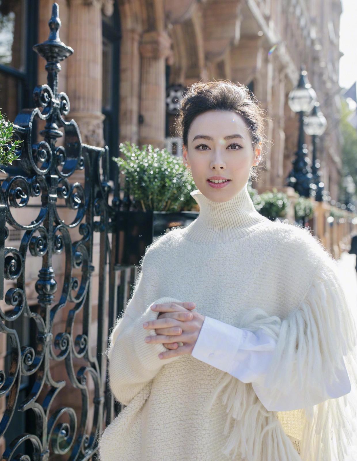 原创梁洛施真会穿身穿一袭高领针织衫毛衣搭配半身裙贵妇范十足