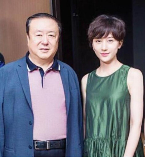 导演尤小刚三婚妻子近照五官精致清雅脱俗相差30岁恩爱如初