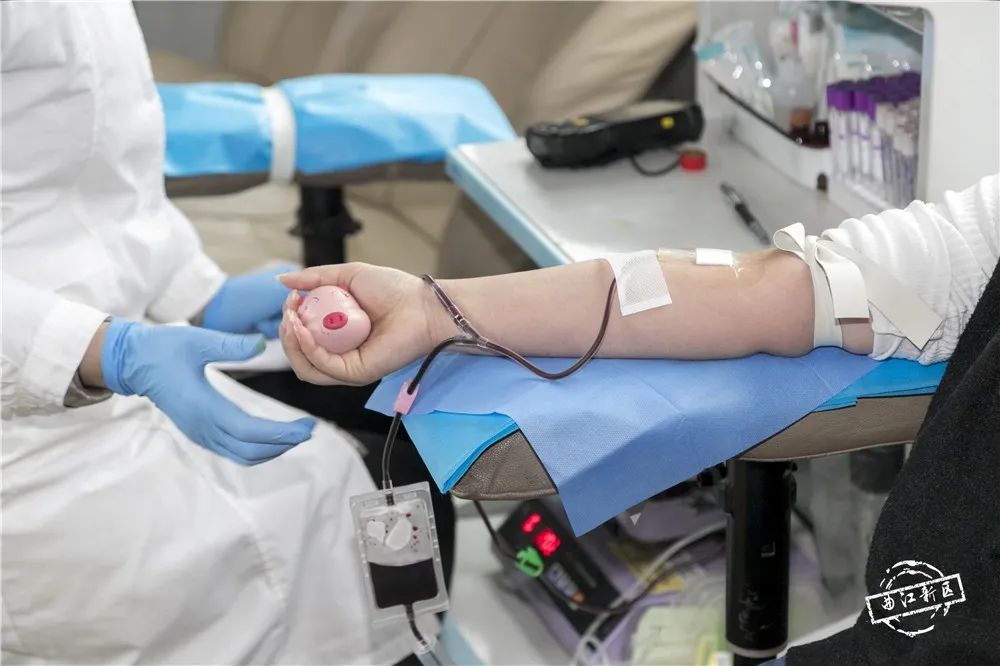 党旗飘扬点赞他们用无偿献血的方式支援抗疫