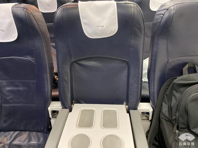 座椅可以看出年代感,第一排的小桌板够大.