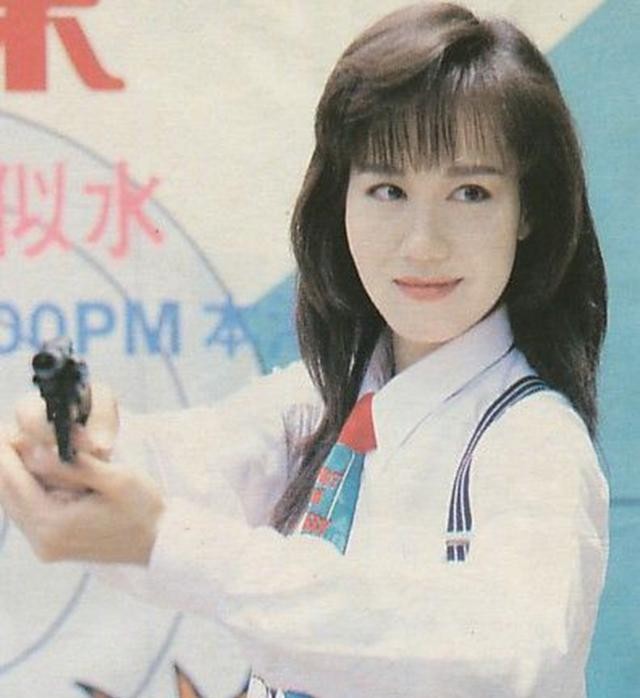 54岁吕颂贤近照,穿着干净利落似小伙,"变身"奥特曼帅气十足_麦景婷