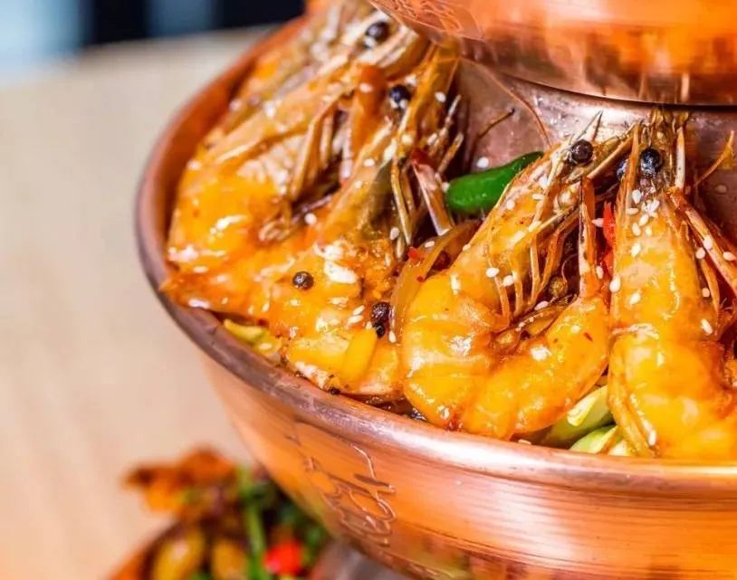 过了一遍油的大虾在铜炉锅内又裹了一层鲜美的酱汁