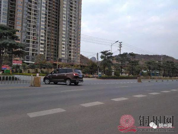 北流东湖一号地下车库对面公路亟待改进一下